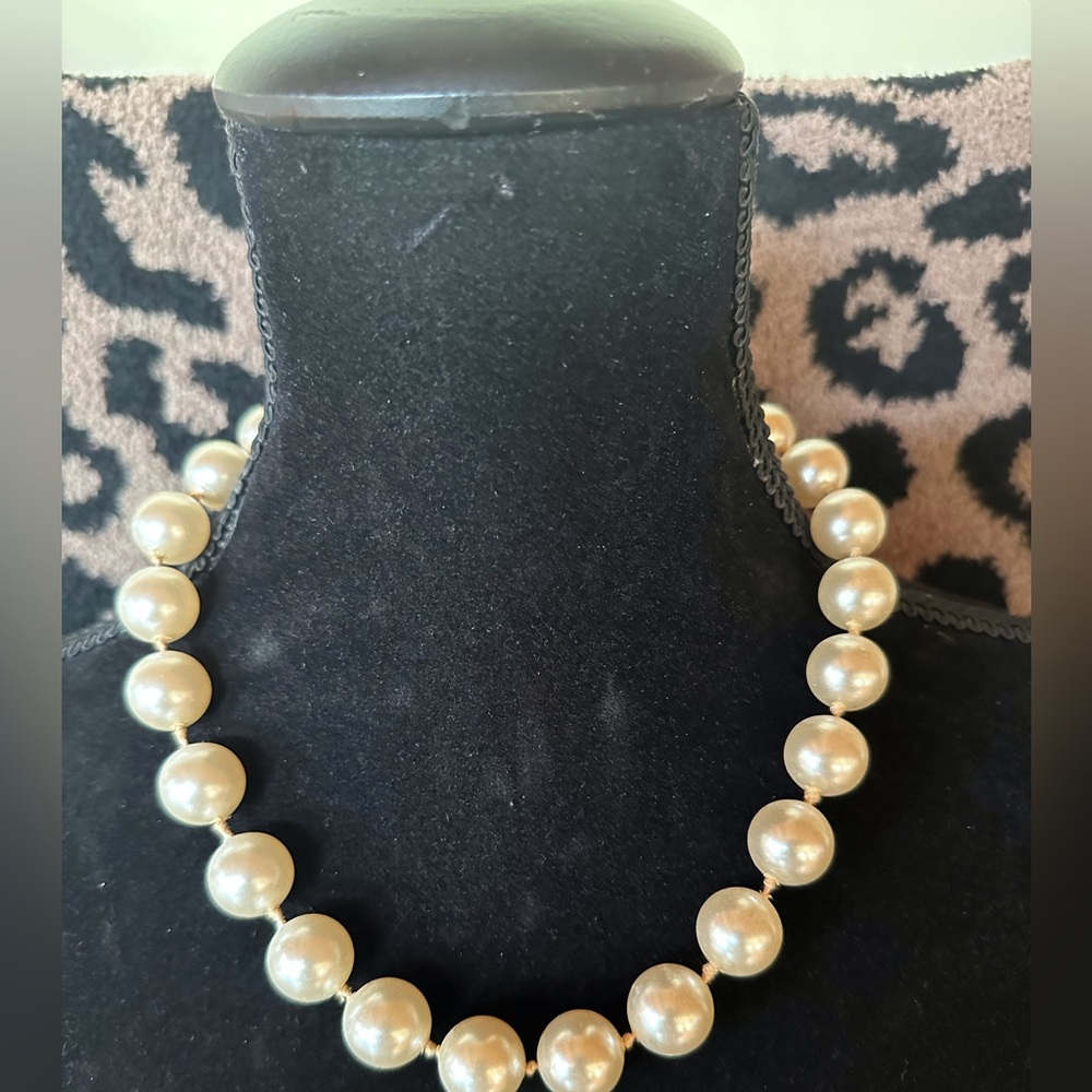 Vintage Single Strand Of Large Pearls Gem